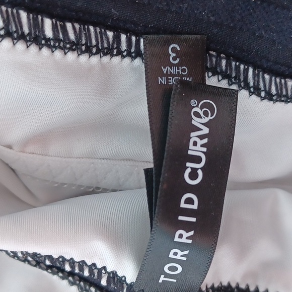 NEW Torrid Curve Size 3 Bralette Black Skulls Floral 18 - Picture 5 of 5